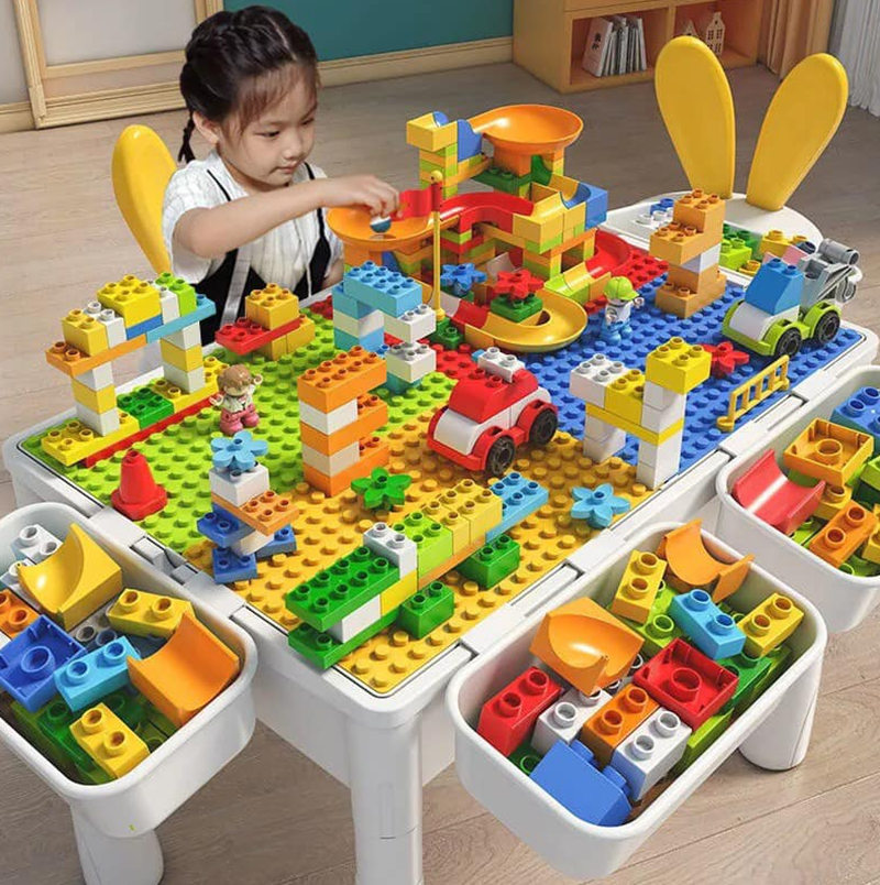 Lego xếp hình là một trong những món đồ chơi giúp bé phát triển trí não ngay từ bé