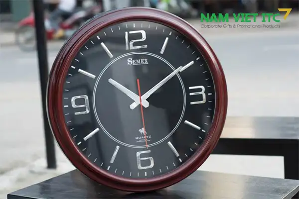 Đồng Hồ Quảng Cáo In Logo – Món Quà Tặng Bền Với Thời Gian qua-tang-dong-ho-quang-cao-dem-lai-loi-ich-gi